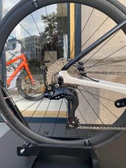 CANNONDALE Supersix EVO Carbon Disc 105 Di2 Cashmere 8 CANNONDALE Supersix EVO Carbon Disc 105 Di2 Cashmere -GearWerk Verkaufs-Shop WhatsApp Image 2022 10 17 at 17 14 51 21330285